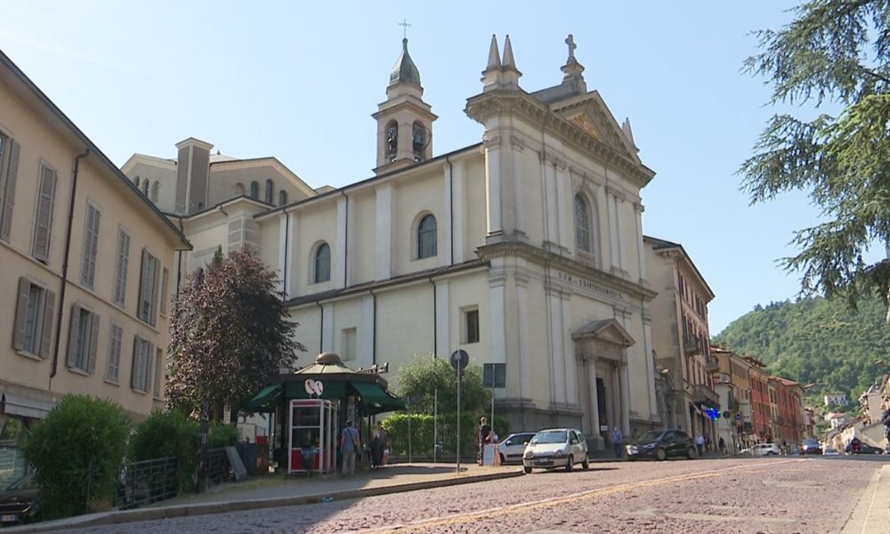 Via Milano, via il porfido arriva l’asfalto. Più di un mese di cantiere, lavori da 420mila euro   