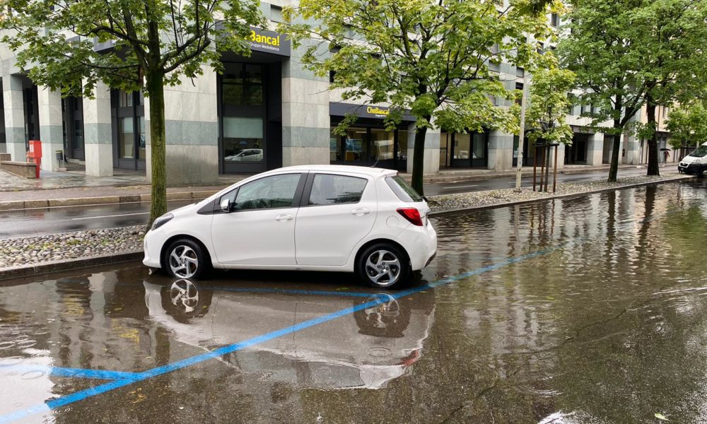 Viale Varese, parcheggio allagato dopo la pioggia