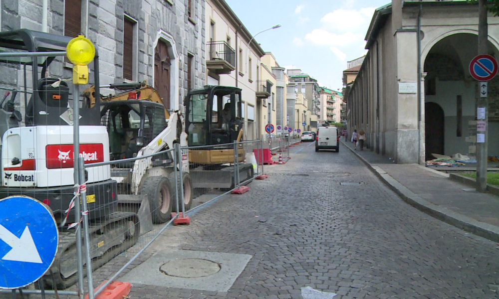 Como, cantiere in via Mentana, si lavorerà anche in agosto. Via i posti auto
