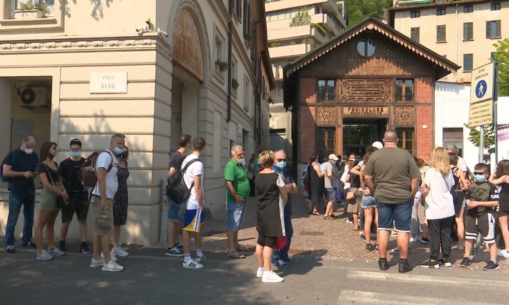 Ultimo giorno di ponte, turisti in città, Funicolare affollata