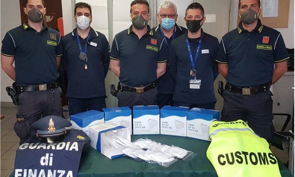 Ponte Chiasso, sequestrate 25.000 mascherine. La Guardia di Finanza: dispositivi con marchio ‘CE’ non regolare