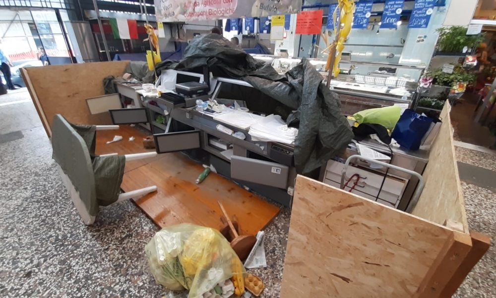 Nella notte a Como, raid vandalico al mercato coperto. Al vaglio le immagini delle telecamere