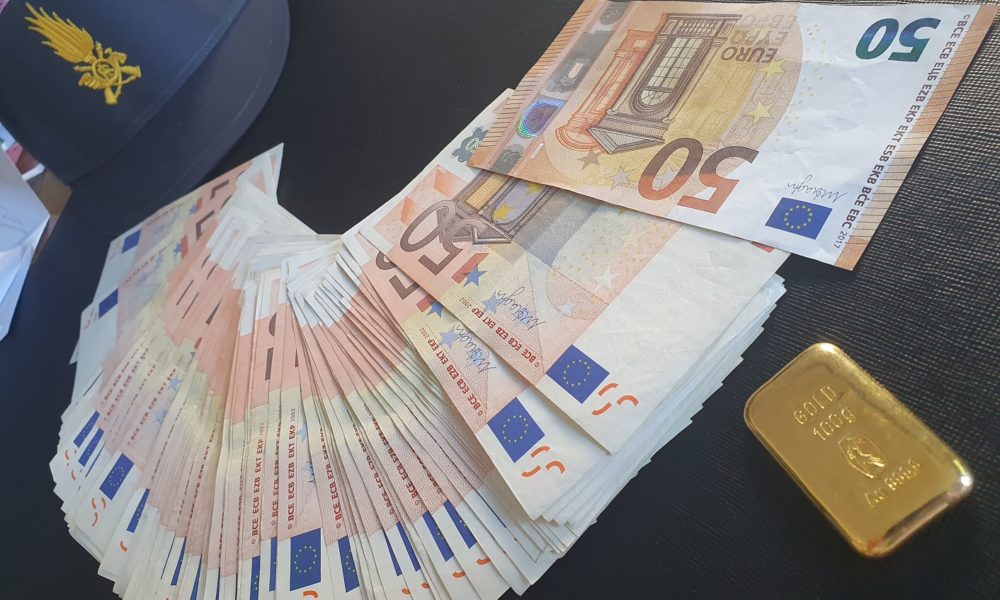 Verso il casinò svizzero in macchina con lingotto d’oro e contanti: aveva chiesto il reddito di cittadinanza