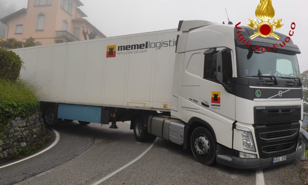 Ghisallo, Tir incastrato sul tornante, intervento dell’autogru dei pompieri