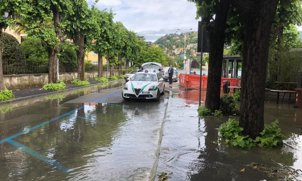Viale Masia: cede la tubazione, strada allagata. Sul posto la polizia locale e i tecnici di Comodepur