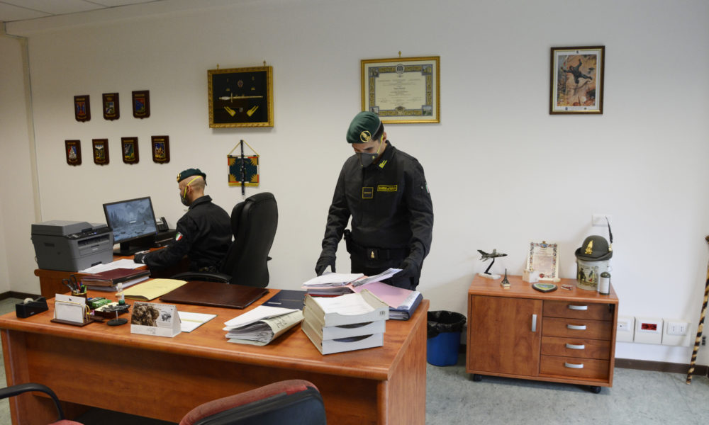 Falso gel igienizzante, sequestrati 317mila flaconi, denunciato un comasco