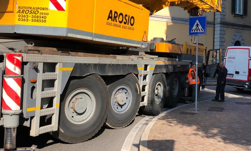 Camion bloccato per un guasto, traffico in tilt a Como