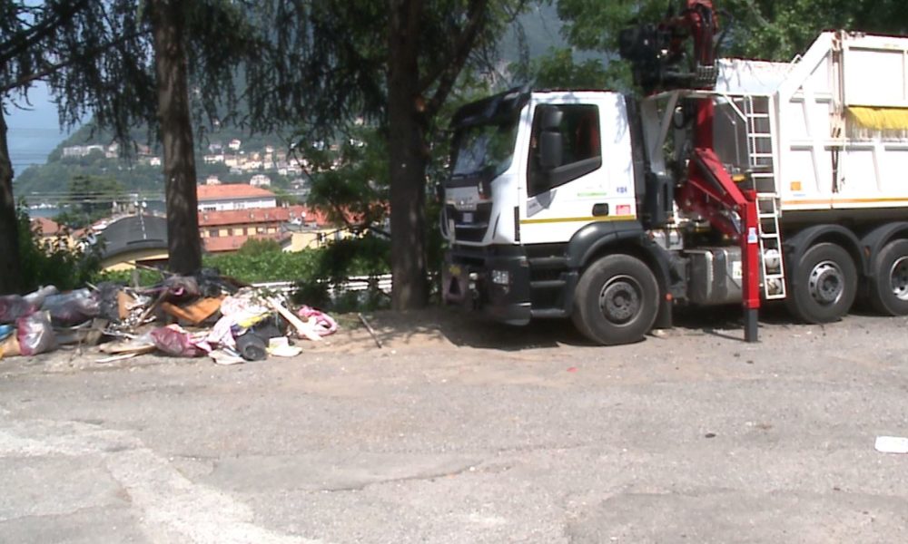 Via Bixio, ripulita la discarica abusiva
