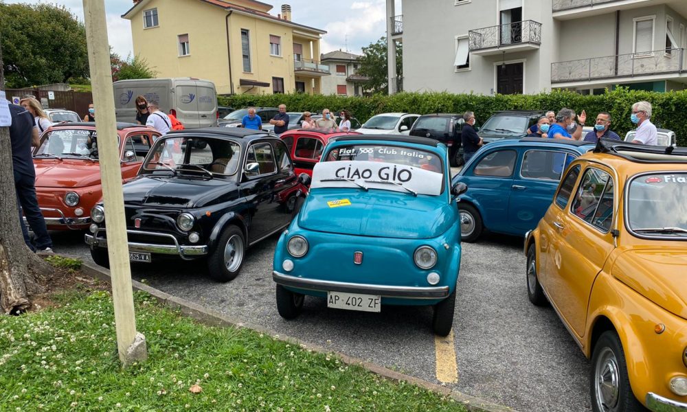 Mirabello, 500 d’epoca sul piazzale della chiesa per l’addio a Giovanni Lembo
