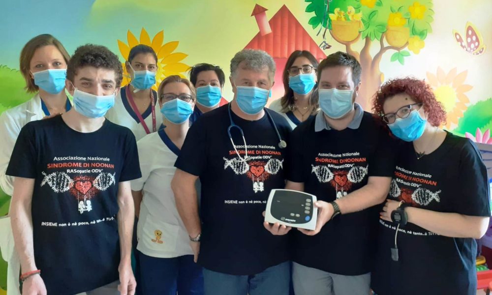 Solidarietà, alla pediatria del Sant’Anna due strumenti per i bimbi in ricordo di Elena e Ginevra