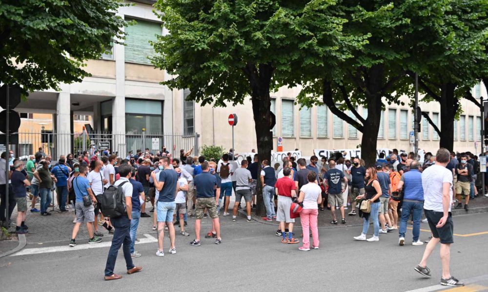 Tifosi del Como, la protesta davanti al Comune contro l’amministrazione
