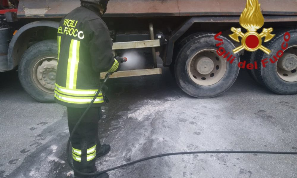 Colverde, autocarro in fiamme. Intervengono i vigili del fuoco