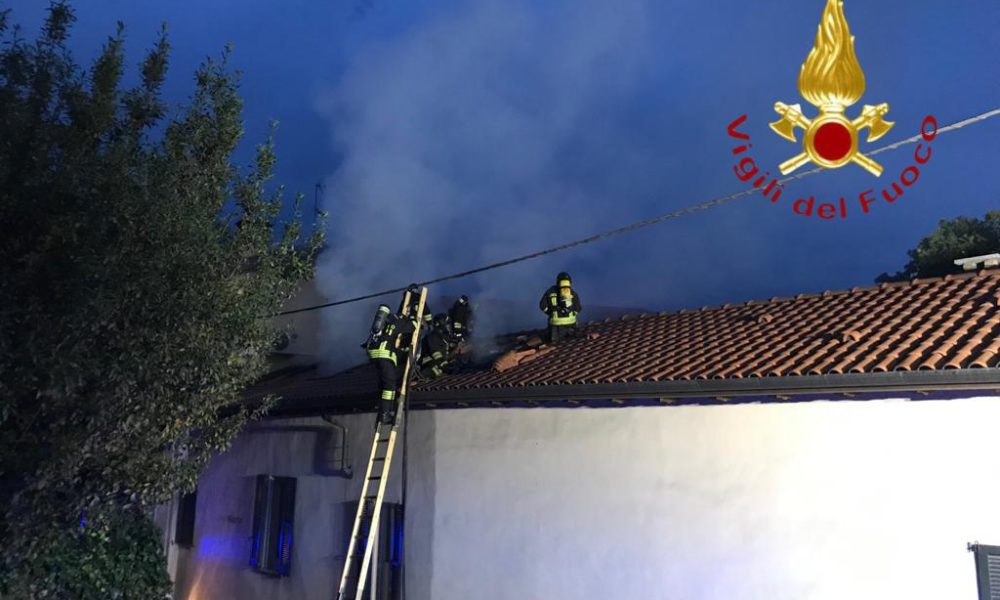 Cantù, tetto in fiamme in via Milano. Intervengono 5 squadre dei vigili del fuoco