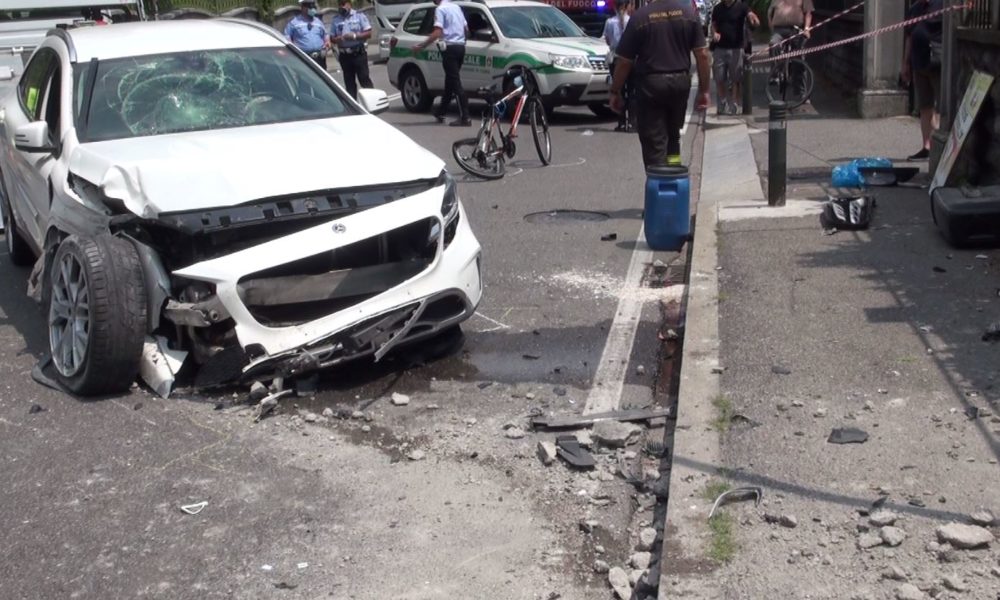 Via Paoli, auto esce di strada e travolge una ciclista, gravissima la donna