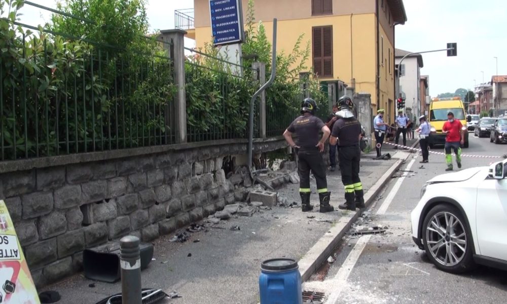 Investita in via Paoli, resta in rianimazione la ciclista di 48 anni