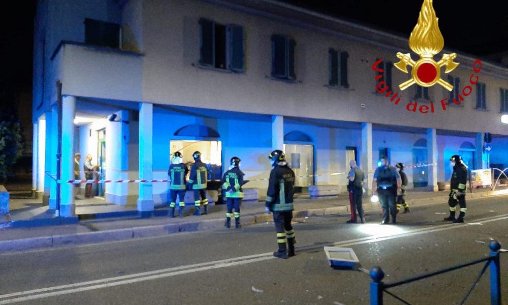 Olgiate Comasco, esplosione nella notte. E’ stato fatto saltare il bancomat, danni ingenti alla filiale