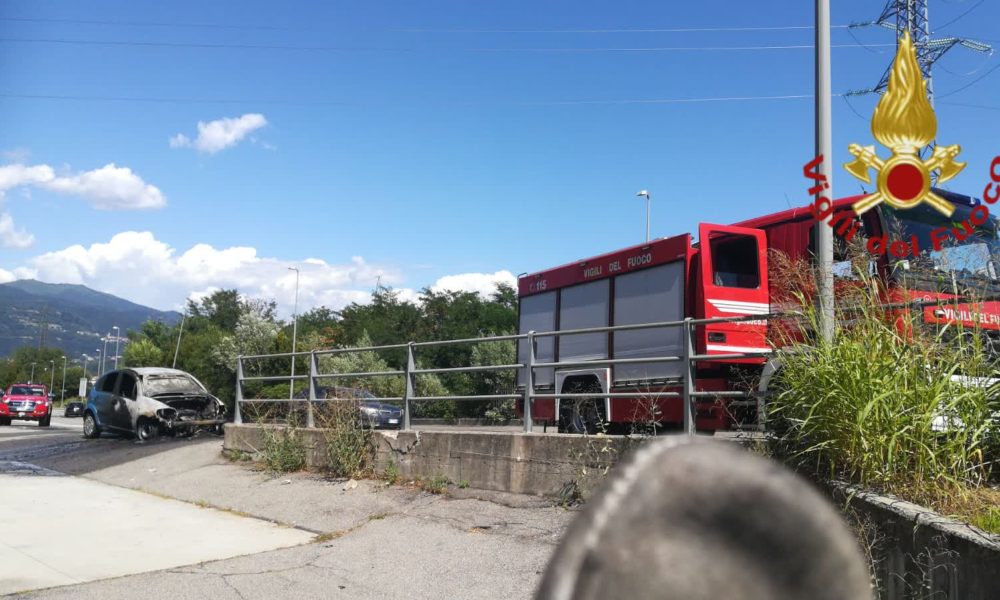 Auto in fiamme in via Pasquale Paoli, salvo il conducente