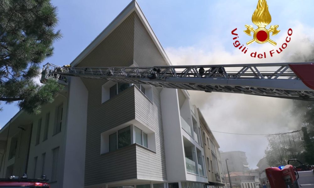 Cantù, tetto in fiamme, al lavoro tre squadre dei vigili del fuoco