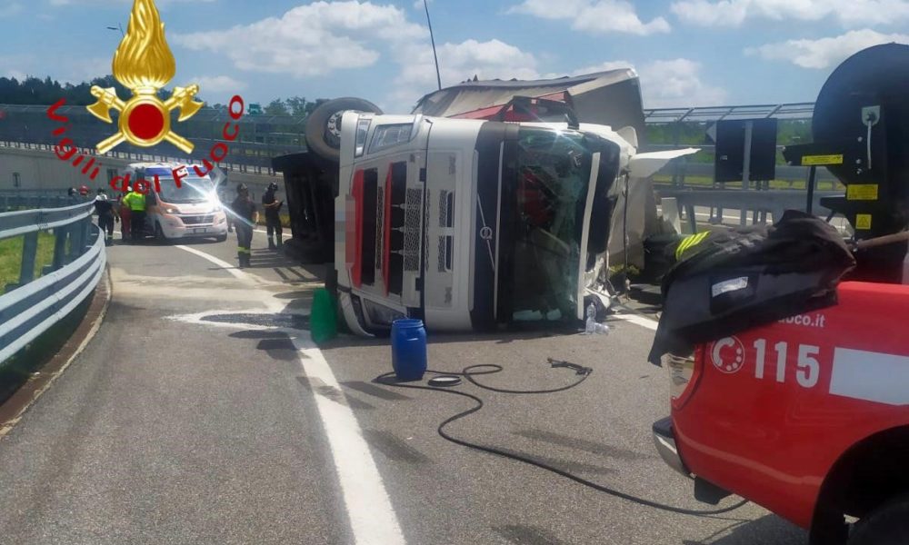 Autoarticolato si ribalta sulla rampa dell’autostrada