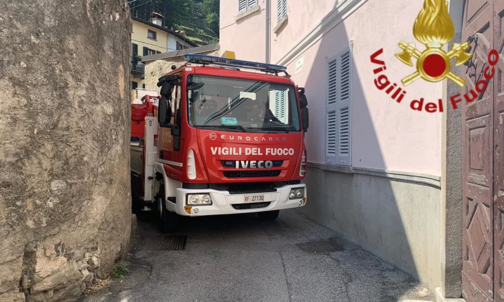 Dongo, tegole pericolanti, intervento dei vigili del fuoco