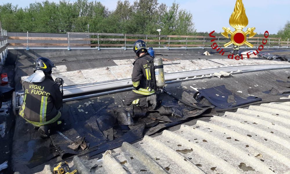 Mozzate, incendio sul tetto di un capannone, intervento dei vigili del fuoco