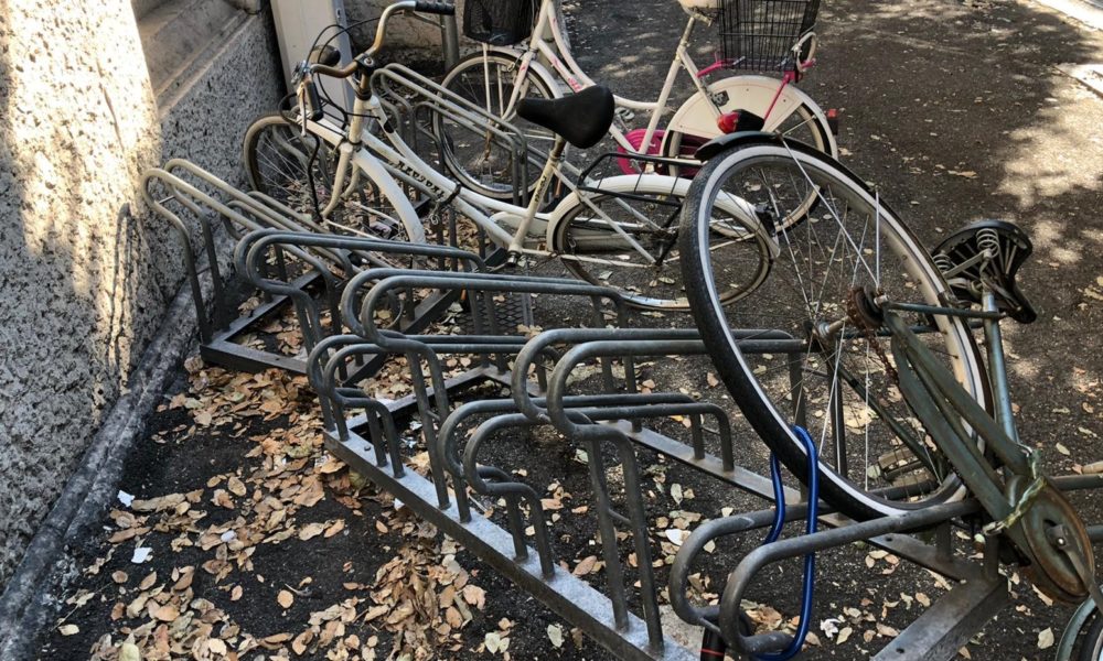La segnalazione di un telespettatore: bici e rastrelliere in via Gallio, a Como