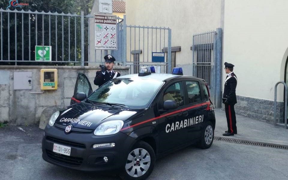 Turate, fermati con un panetto di hashish nell’auto a noleggio: due denunciati