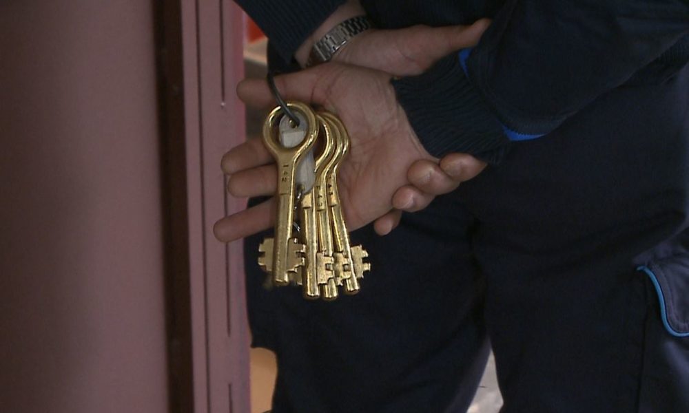 Restano in carcere il presunto passatore tedesco e le due giovani afghane