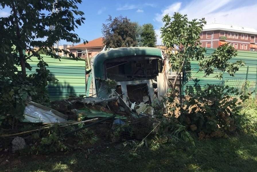 Treno deragliato a Carnate, sospesi macchinista e capotreno. Locomotrice sotto sequestro