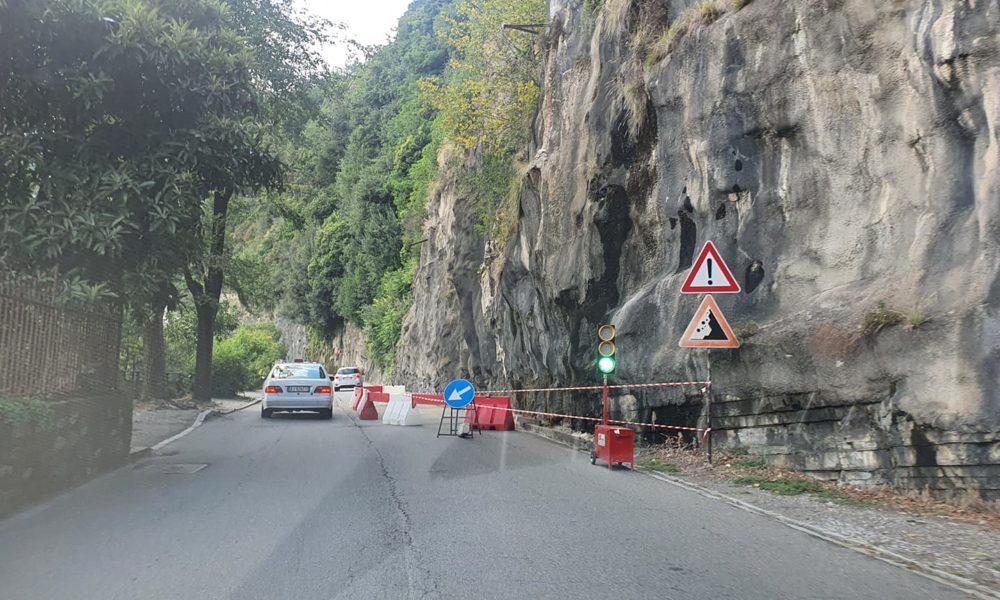Cernobbio, crollo di calcinacci, senso unico alternato sulla Vecchia Regina