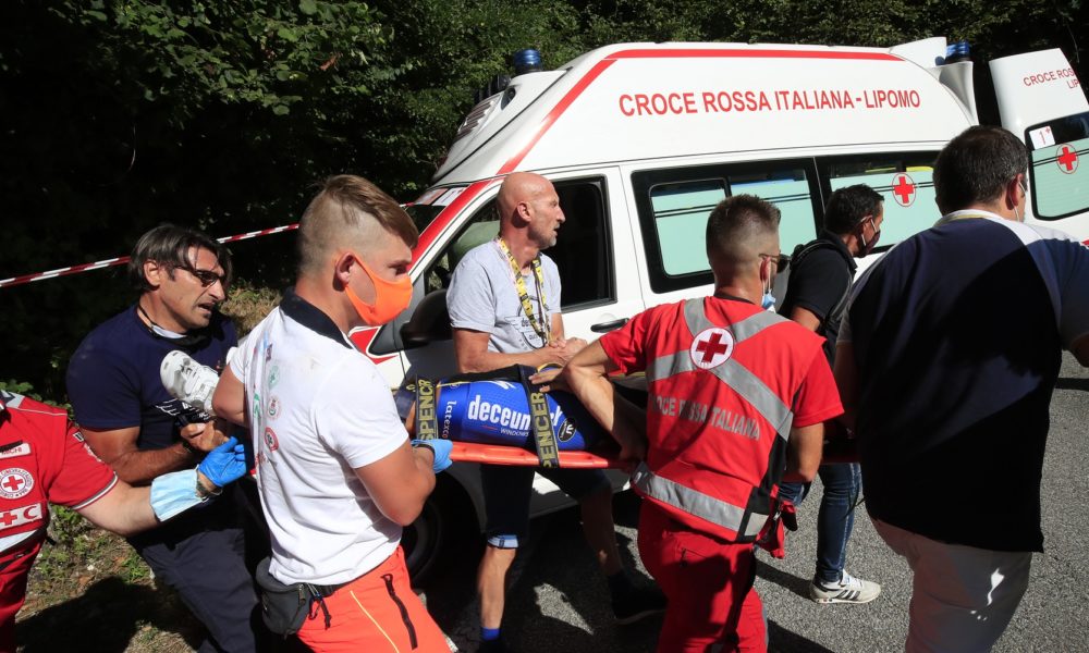 Cadute al Lombardia: Evenepoel rientra in Belgio. La signora sul percorso: “Non sapevo della gara”