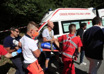 Foto LaPresse - Fabio Ferrari
15 Agosto 2020 Bergamo (Italia)
Sport Ciclismo
114° Il Lombardia - Da Bergamo a Como - 231 km 
Nella foto:  i soccorsi dopo la caduta di EVENEPOEL Remco  Photo LaPresse - Fabio Ferrari
August 15, 2020 Bergamo (Italy) 
Sport Cycling
114° Il Lombardia - Da Bergamo a Como - 231 km 
In the pic: rescue after the fall of EVENEPOEL Remco