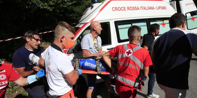 Foto LaPresse - Fabio Ferrari
15 Agosto 2020 Bergamo (Italia)
Sport Ciclismo
114° Il Lombardia - Da Bergamo a Como - 231 km 
Nella foto:  i soccorsi dopo la caduta di EVENEPOEL Remco  Photo LaPresse - Fabio Ferrari
August 15, 2020 Bergamo (Italy) 
Sport Cycling
114° Il Lombardia - Da Bergamo a Como - 231 km 
In the pic: rescue after the fall of EVENEPOEL Remco