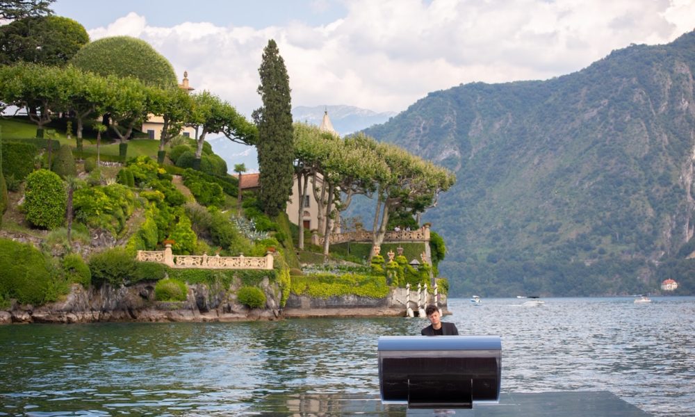 “The Floating Moving Concert”, domani in streaming il concerto sul lago del pianista Alessandro Martire