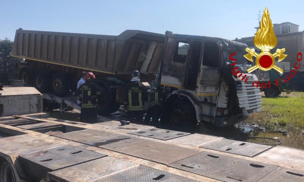Erba, camion in fiamme in via Comana Lunga