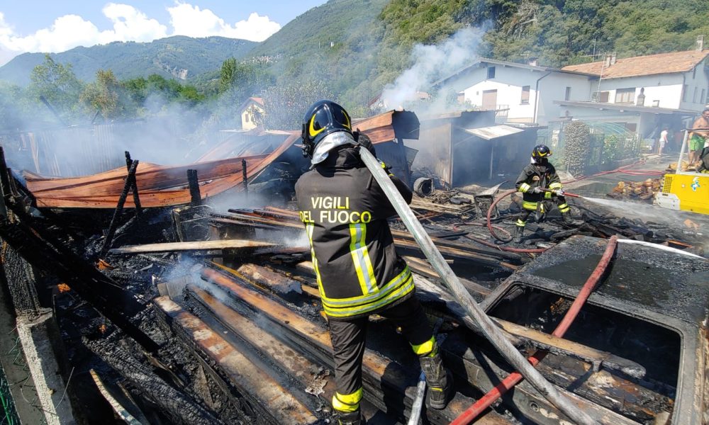Sorico: incendio in Altolago, le fiamme hanno intaccato un campeggio. Malore per due vigili del fuoco