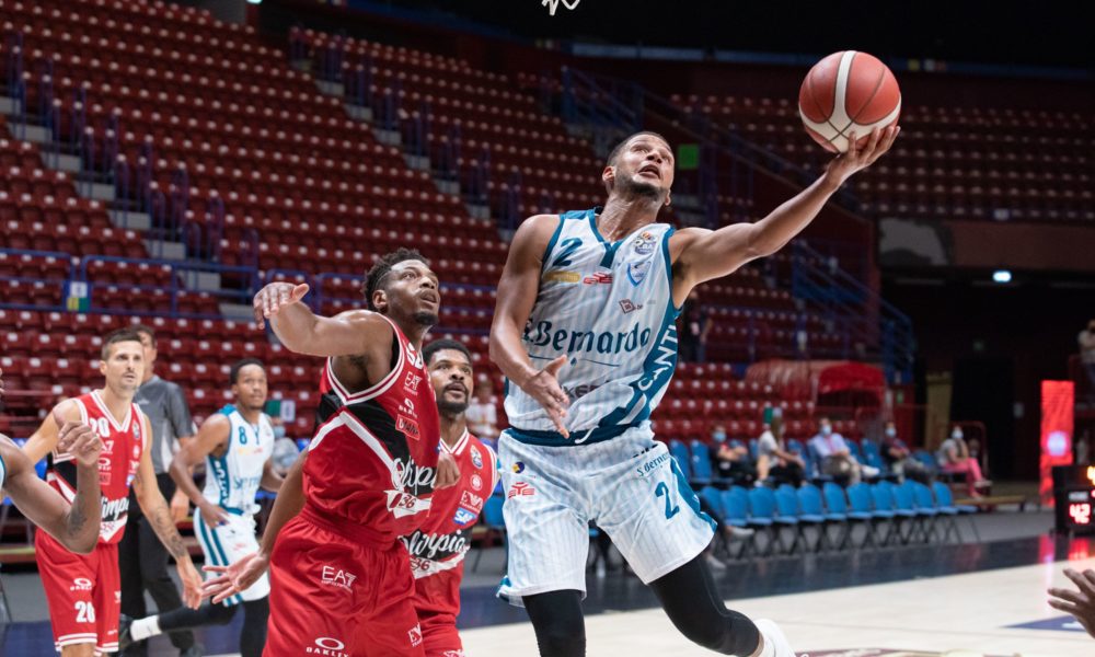 Basket, Cantù-Milano derby a rischio. L’Olimpia sospende l’attività a causa del Coronavirus