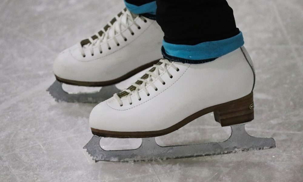 Natale a Como, due offerte in Comune per la pista del ghiaccio in piazza Cavour