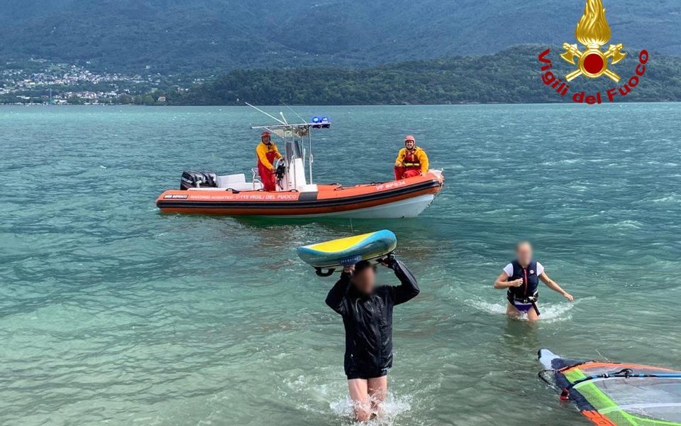Surfista disorientata salvata dai vigili del fuoco al largo di Domaso