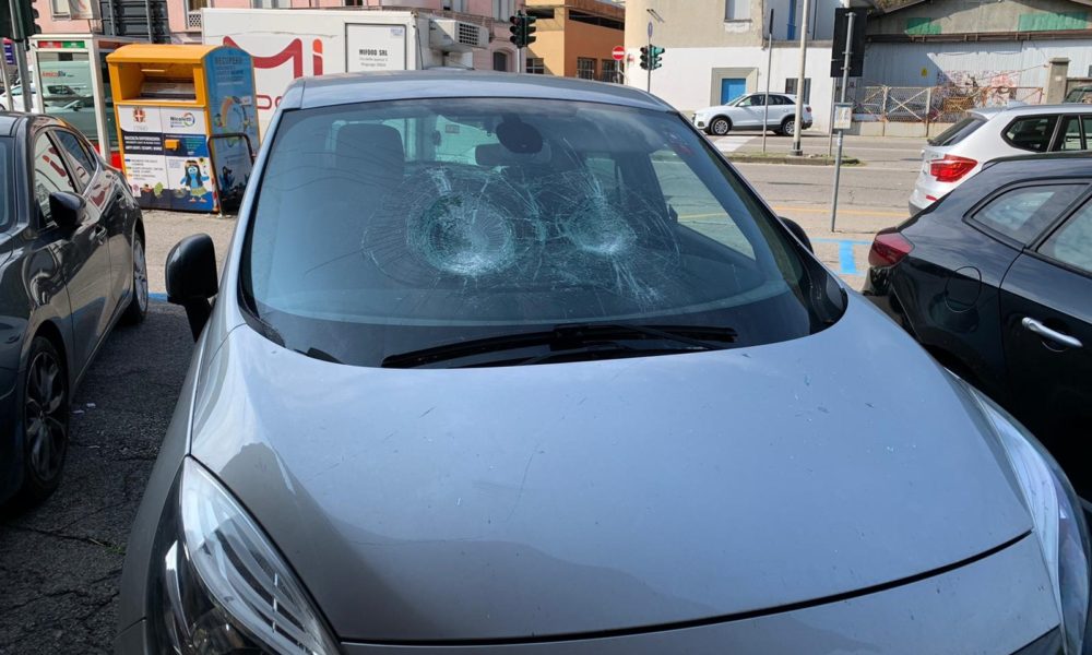 Raid vandalico nella notte a Como: automobili danneggiate, parabrezza in frantumi