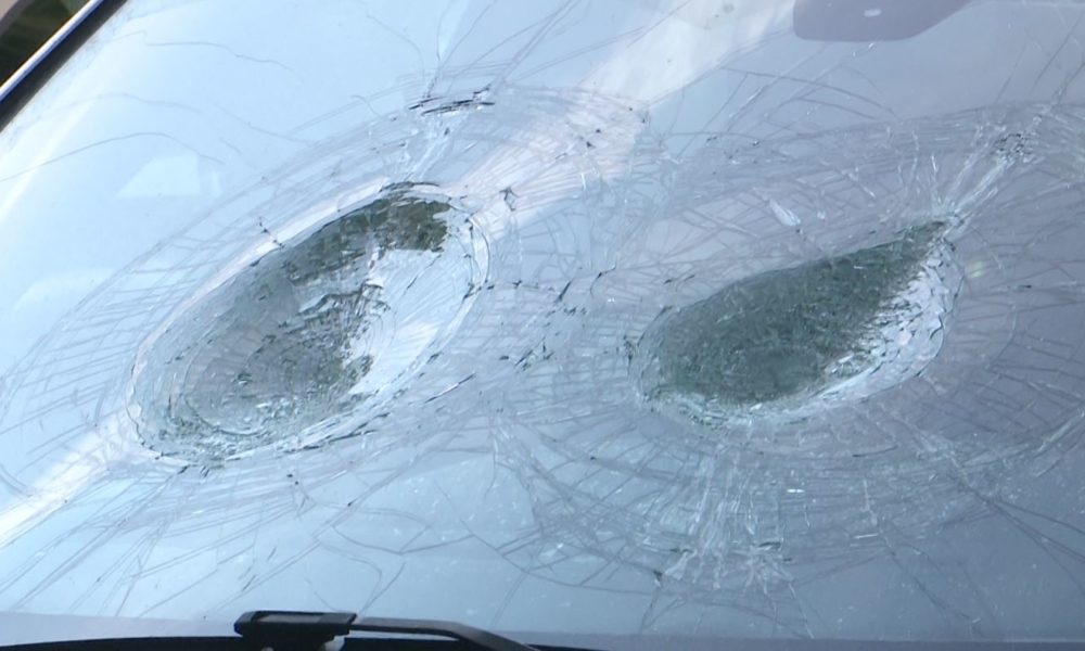 Vetri delle auto distrutti: somalo 22enne in manette. Era già stato arrestato a febbraio per un episodio simile