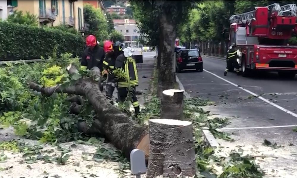 Como, vigili del fuoco al lavoro per la messa in sicurezza della strada