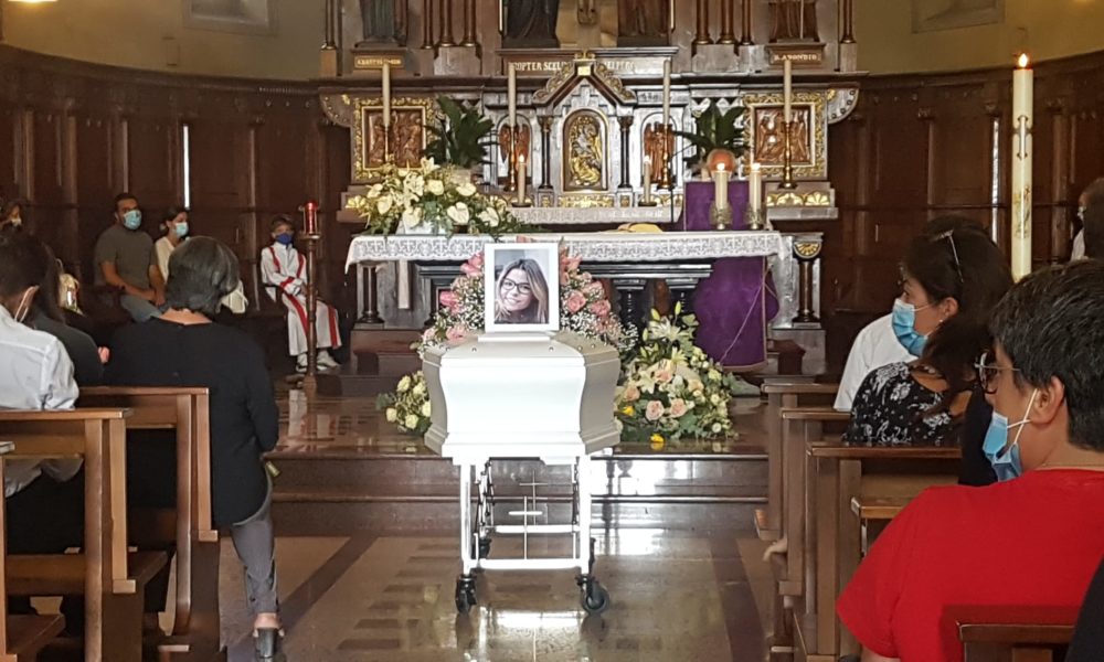 Grandate, oggi i funerali di Jessica. Palloncini in cielo per l’ultimo saluto alla 24enne