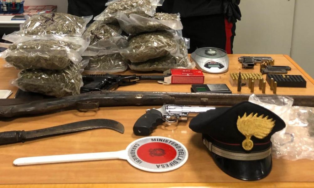 Fermato con armi e droga, non risponde al giudice il 52enne comasco. Resta in cella