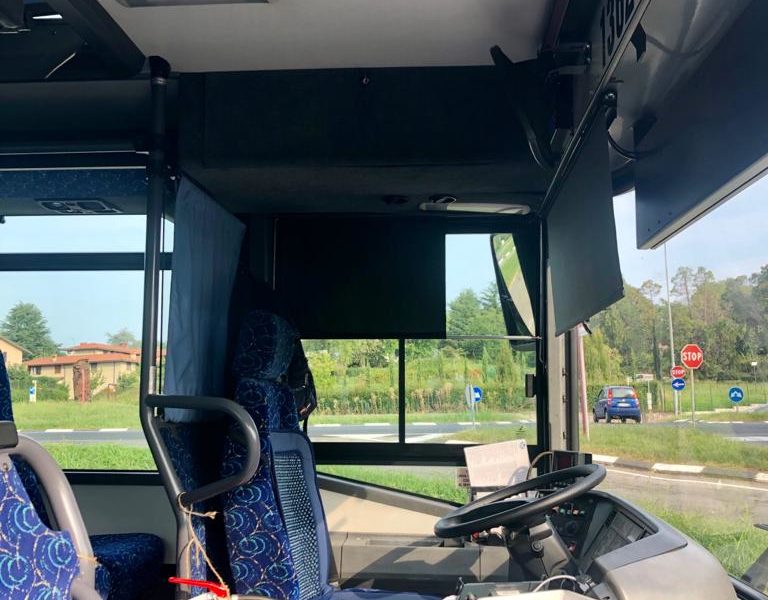 Scuola e trasporto pubblico, bus affollati e senza la barriera protettiva per l’autista