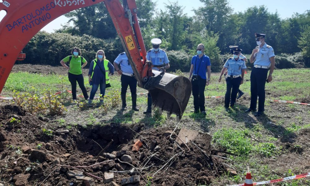 Cantù, discarica abusiva in via Sempione, area sequestrata, due denunciati