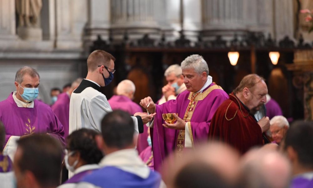 L’elemosiniere del Papa con il vescovo per il ricordo di don Roberto