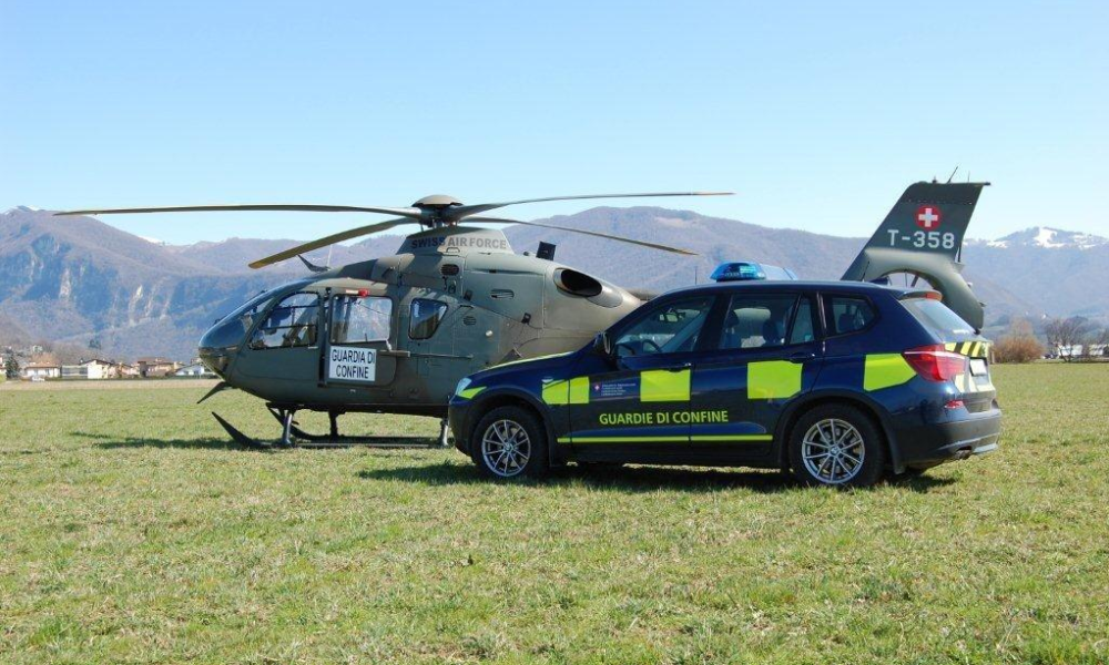 Canton Ticino, elicottero dell’esercito svizzero colpito da un laser. Denunciata una persona