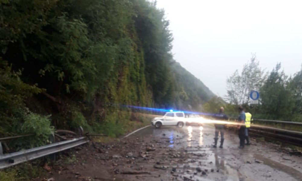 Dopo la frana di oggi la Statale Regina è stata riaperta alle 21,30 a senso unico alternato