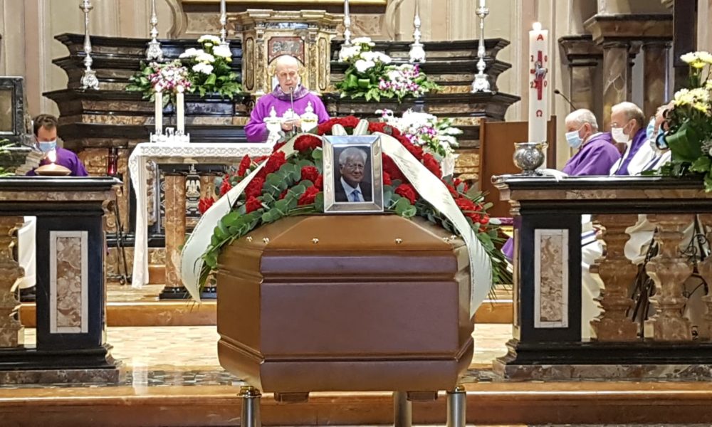Ronago, oggi i funerali di Emilio Russo. In tantissimi per l’ultimo saluto al docente e politico comasco